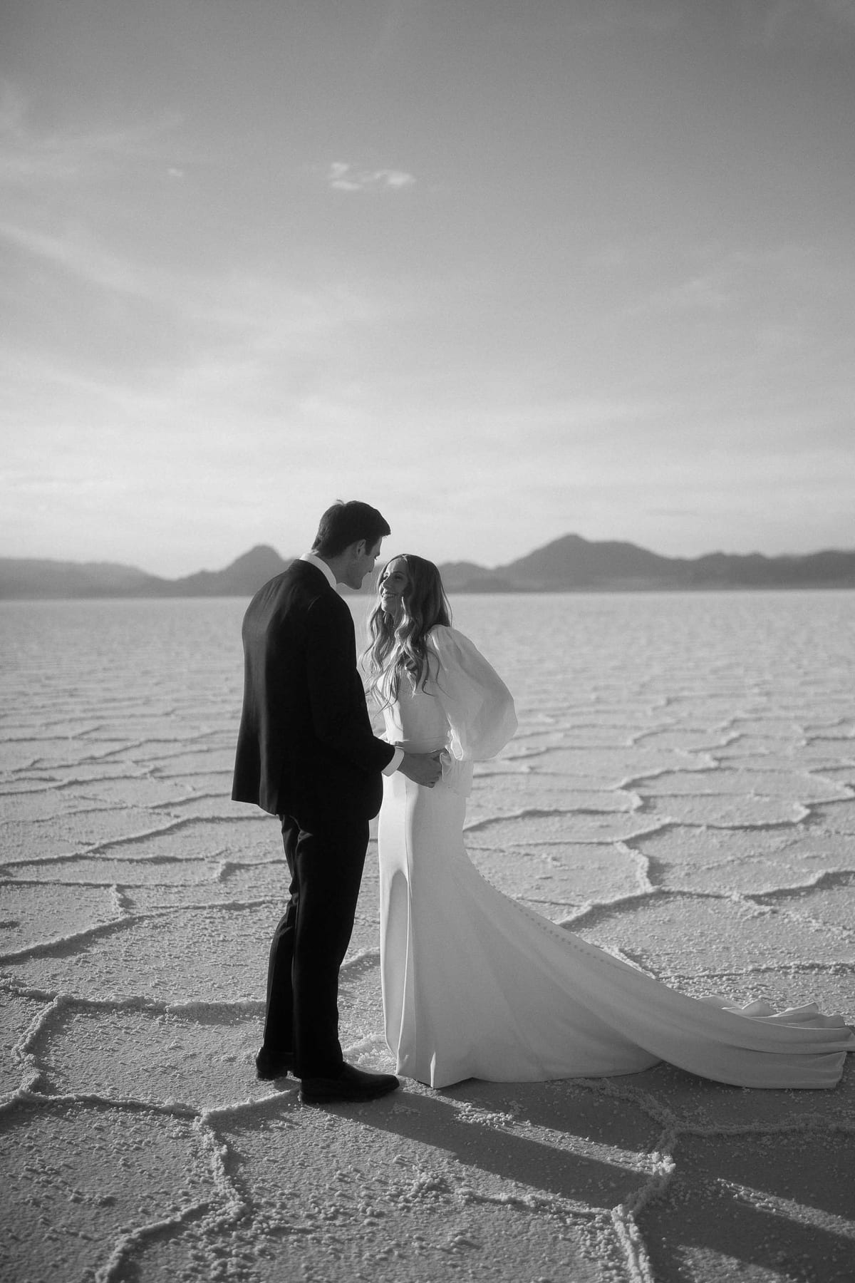 ELAINA AND BRIGGS (Elopement photoshoot at the Bonneville salt flats, UTAH, USA)