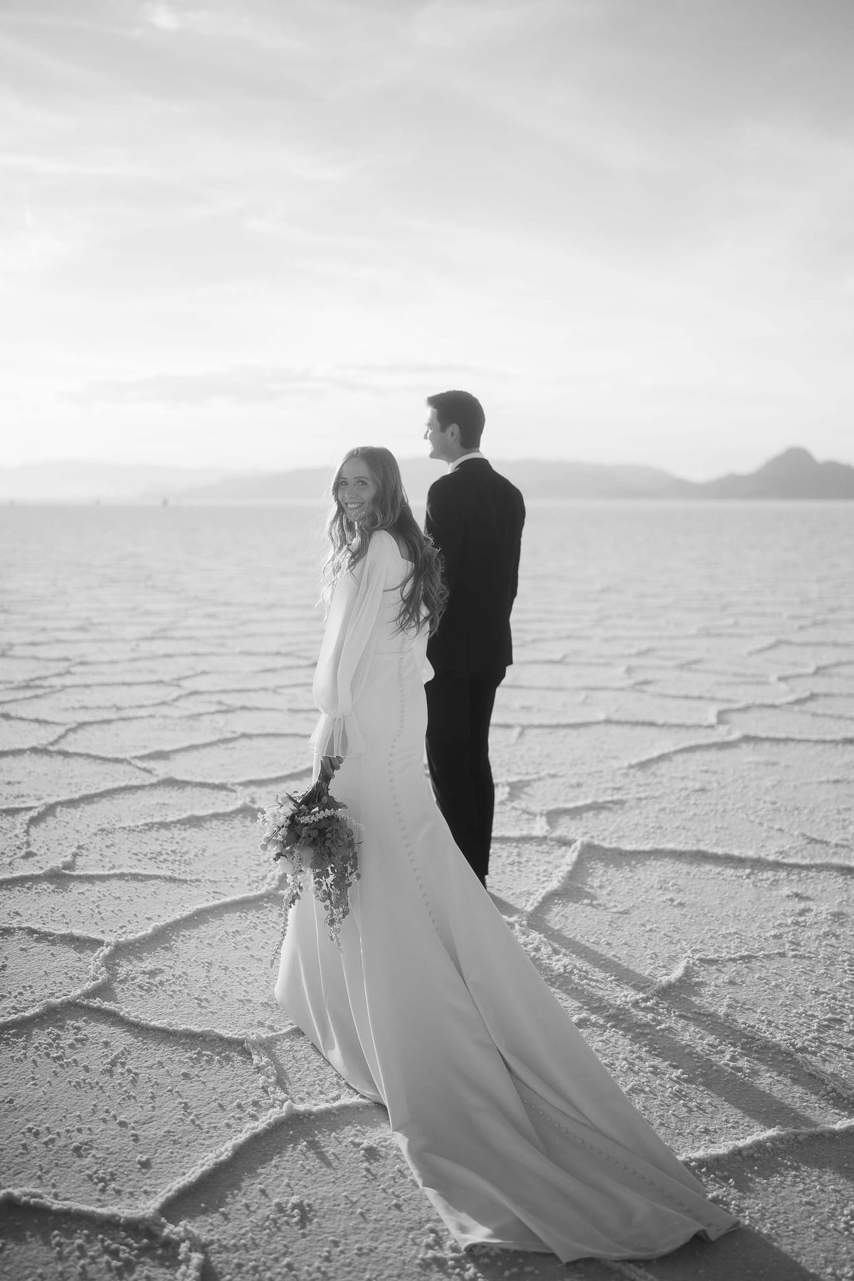 ELAINA AND BRIGGS (Elopement photoshoot at the Bonneville salt flats, UTAH, USA)