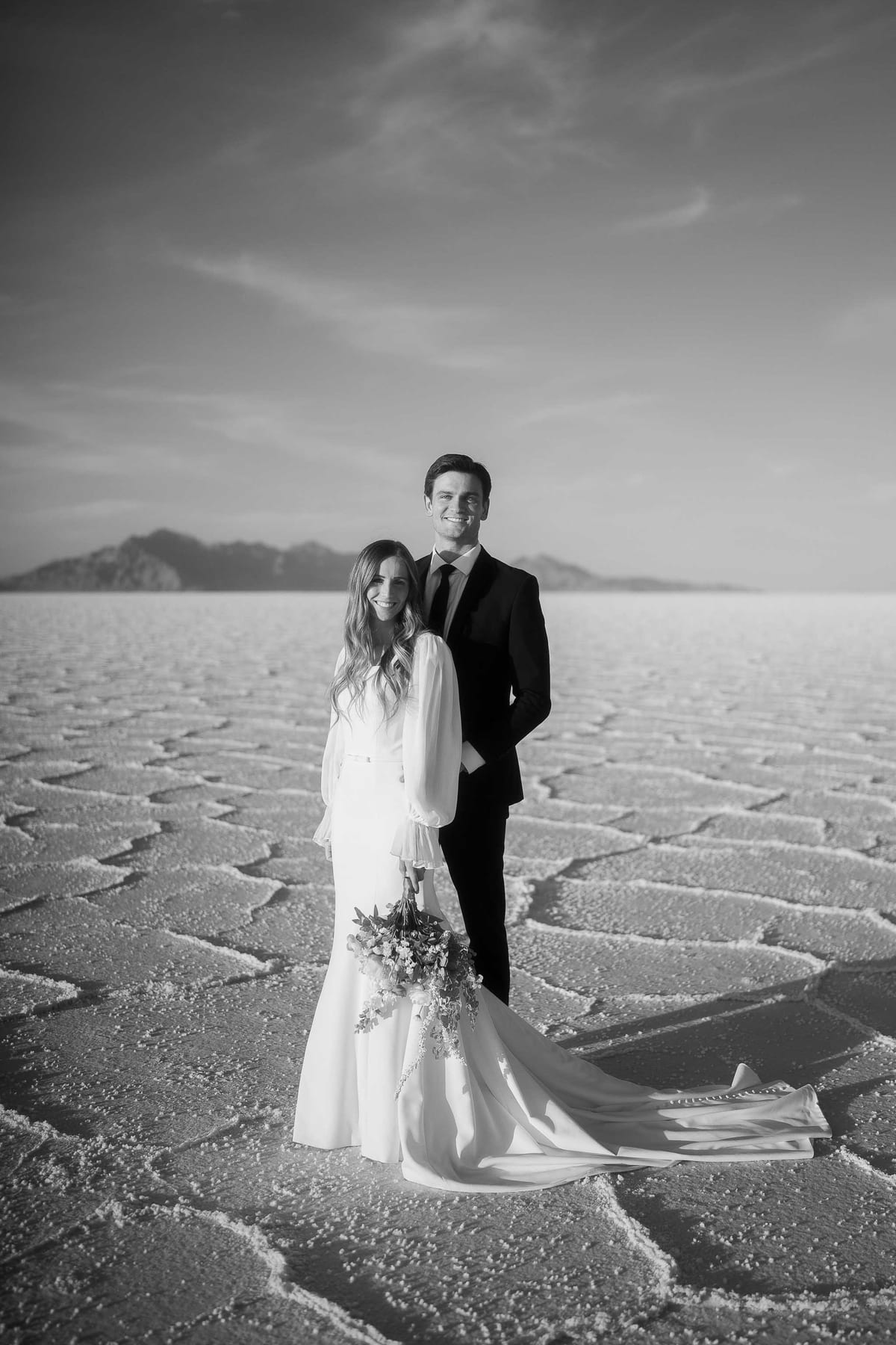 ELAINA AND BRIGGS (Elopement photoshoot at the Bonneville salt flats, UTAH, USA)