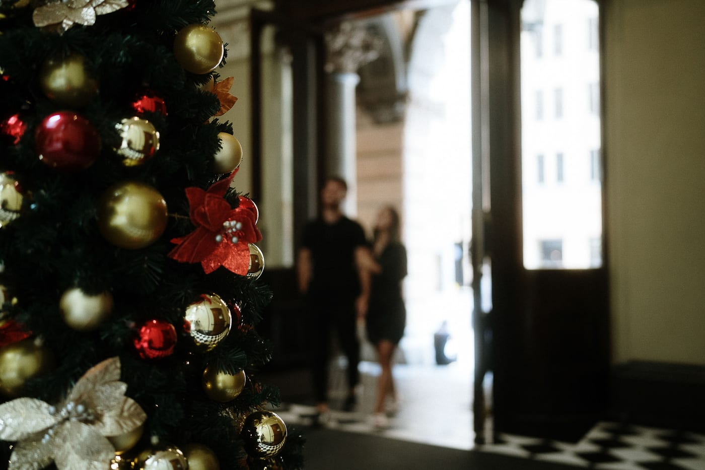 SASKIA AND MAURI (Christmas couple photoshoot at the Fullerton hotel, Martin place)