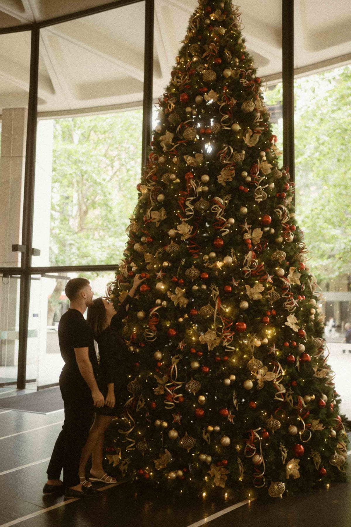 SASKIA AND MAURI (Christmas couple photoshoot at the Fullerton hotel, Martin place)