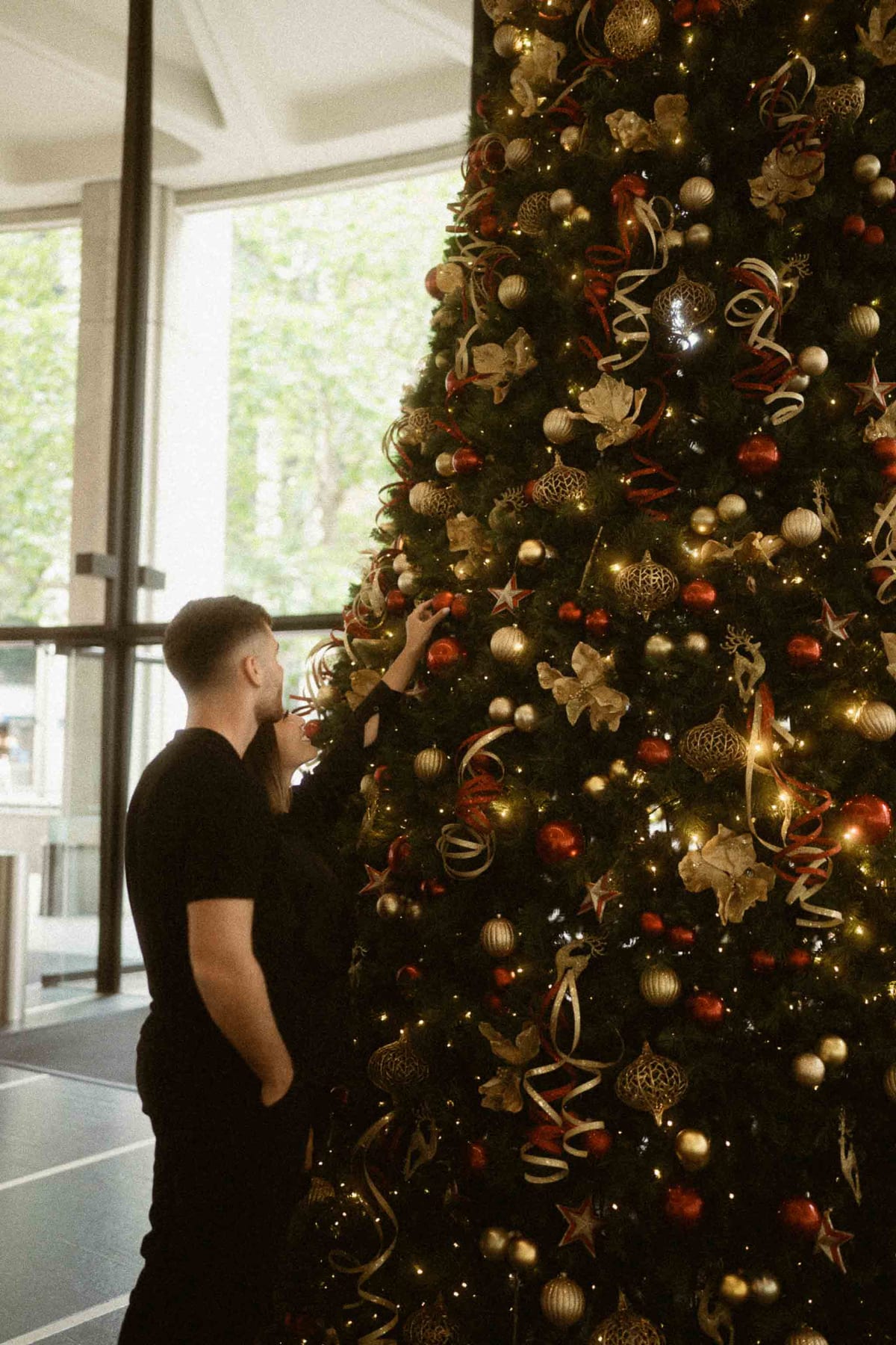 SASKIA AND MAURI (Christmas couple photoshoot at the Fullerton hotel, Martin place)