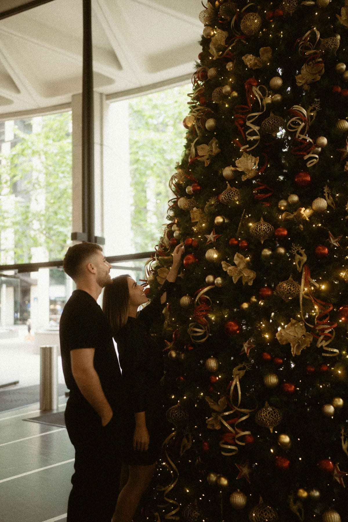 SASKIA AND MAURI (Christmas couple photoshoot at the Fullerton hotel, Martin place)